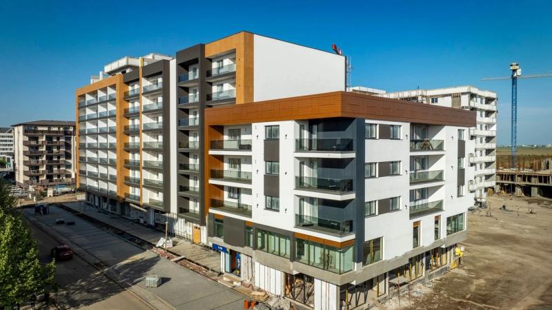81 Residence — drone shot peste fațada finalizată cu accente lemn portocaliu, București 2024