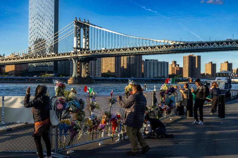 golden hour, Brooklyn Bridge peste East River, în timpul ceremoniei de comemorare a cadeților de pe nava-școală Cuauhtémoc — Manhattan, mai 2025.