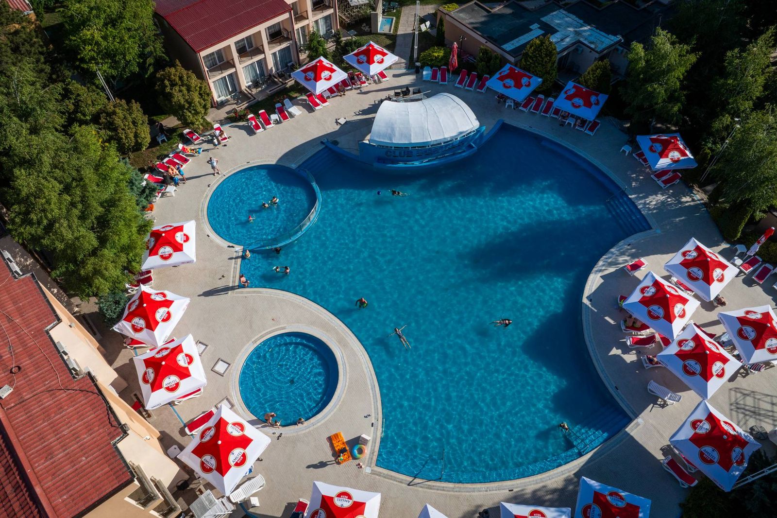 Piscinele de la Dunărea Resort, Eforie Nord — vedere drone deasupra zonei de relaxare cu umbrele și șezlonguri