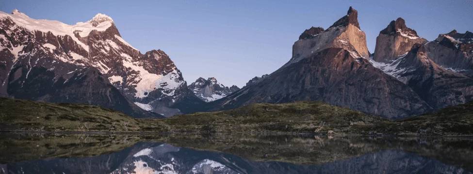 El macizo Paine reflejado en aguas quietas con la última luz