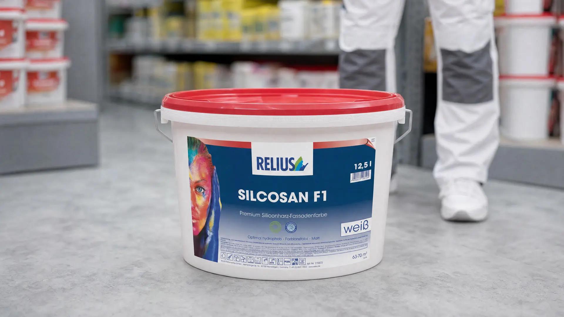 12,5-Liter-Eimer RELIUS Silcosan F1 Premium Siliconharz-Fassadenfarbe in Weiß auf dem Boden im Fachhandel
