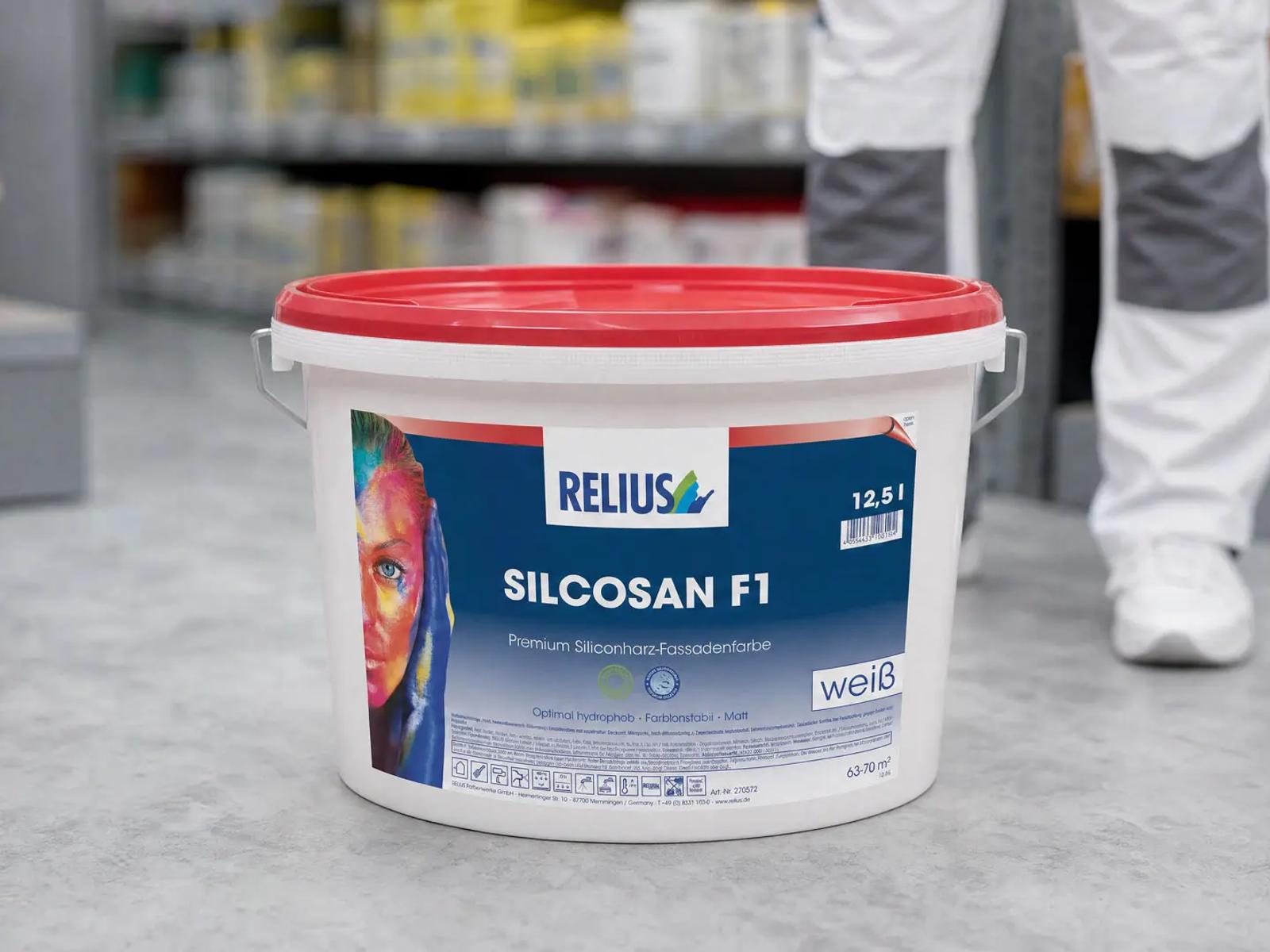 12,5-Liter-Eimer RELIUS Silcosan F1 Premium Siliconharz-Fassadenfarbe in Weiß auf dem Boden im Fachhandel