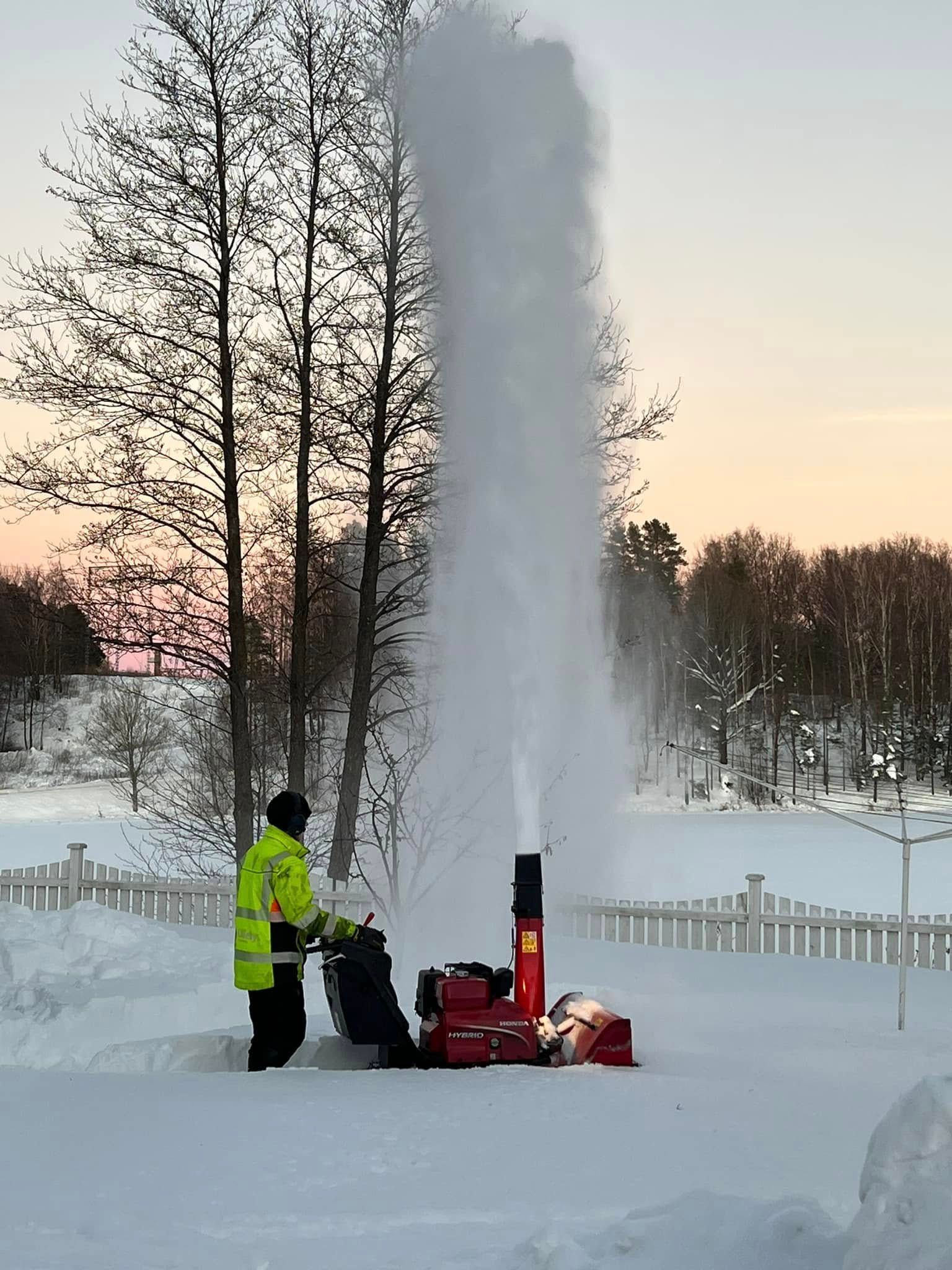 Snøfreser i arbeid en vinterkveld