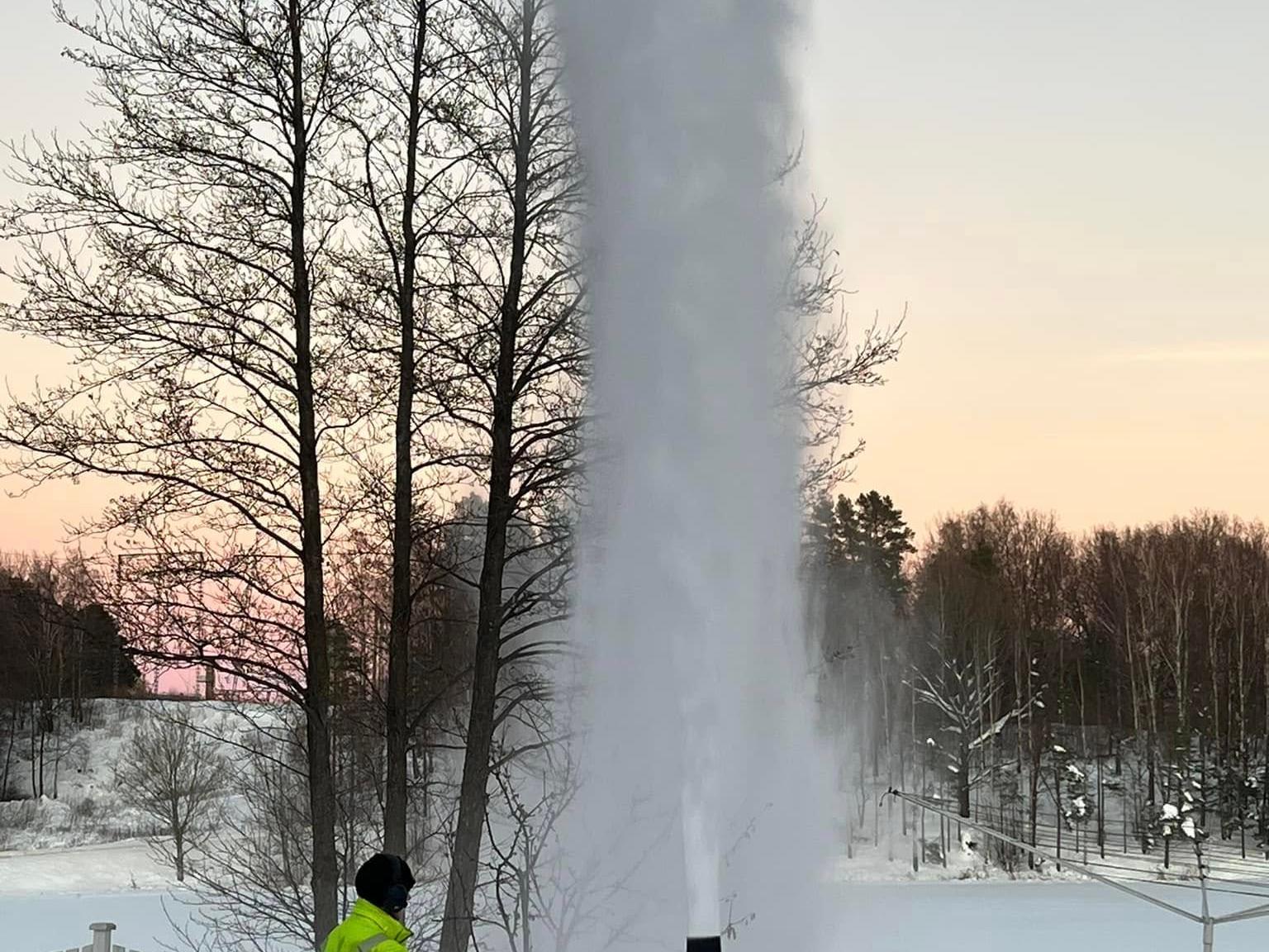 Snøfreser i arbeid en vinterkveld
