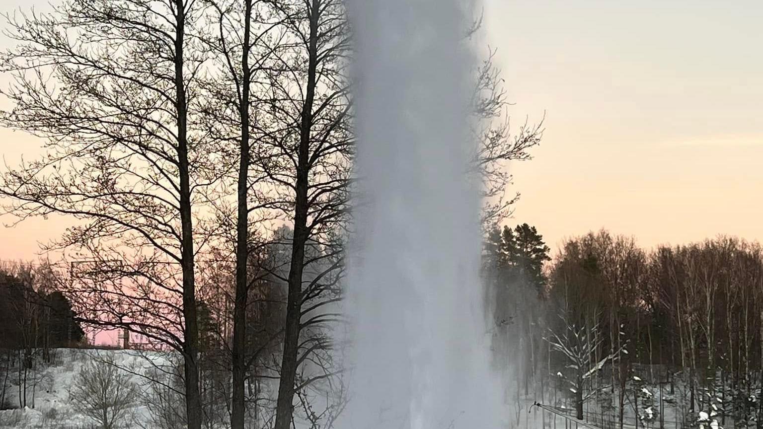 Snøfreser i arbeid en vinterkveld