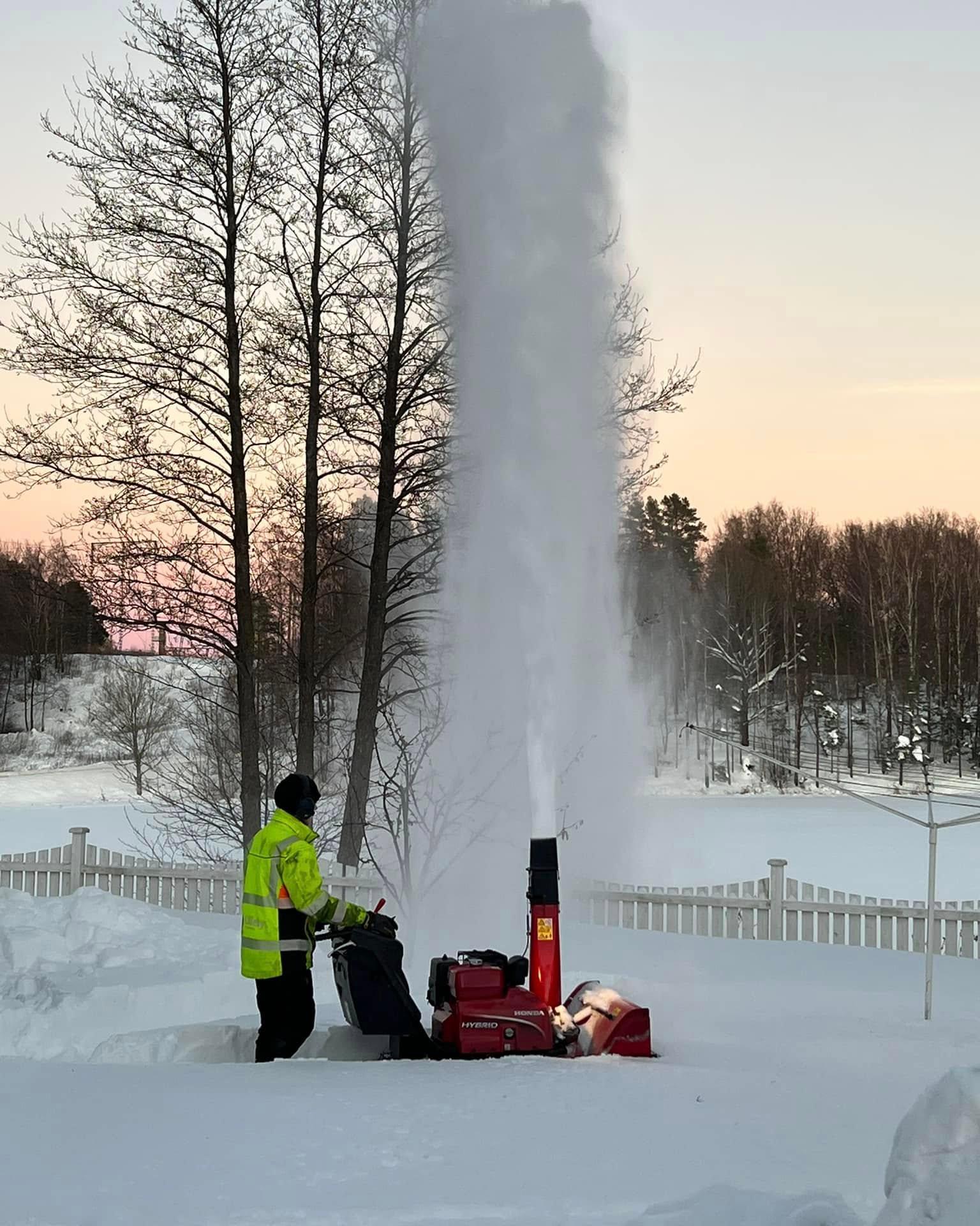 Snøfreser i arbeid en vinterkveld