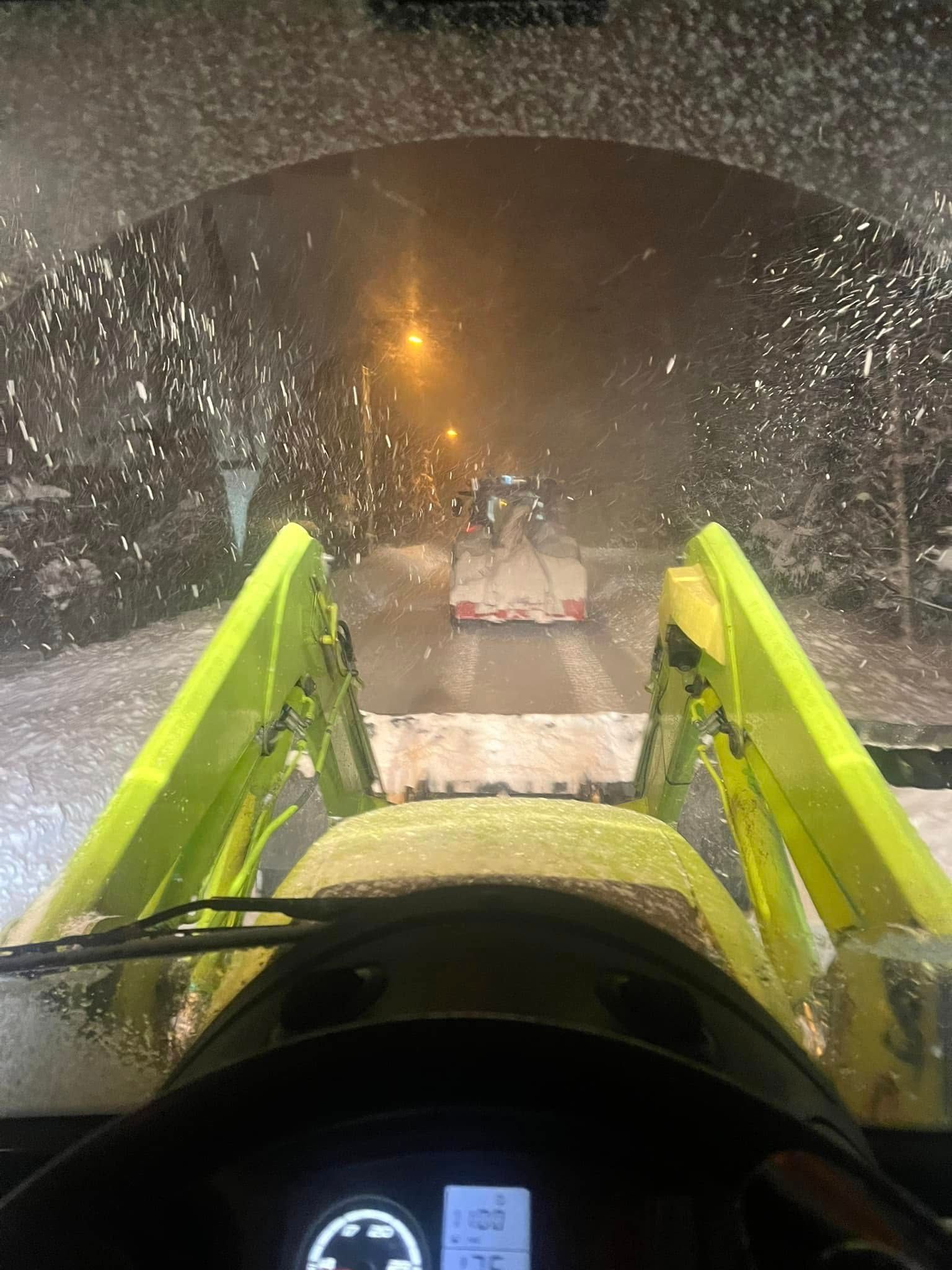 Utsikt fra hjullasteren under brøyting i snøvær