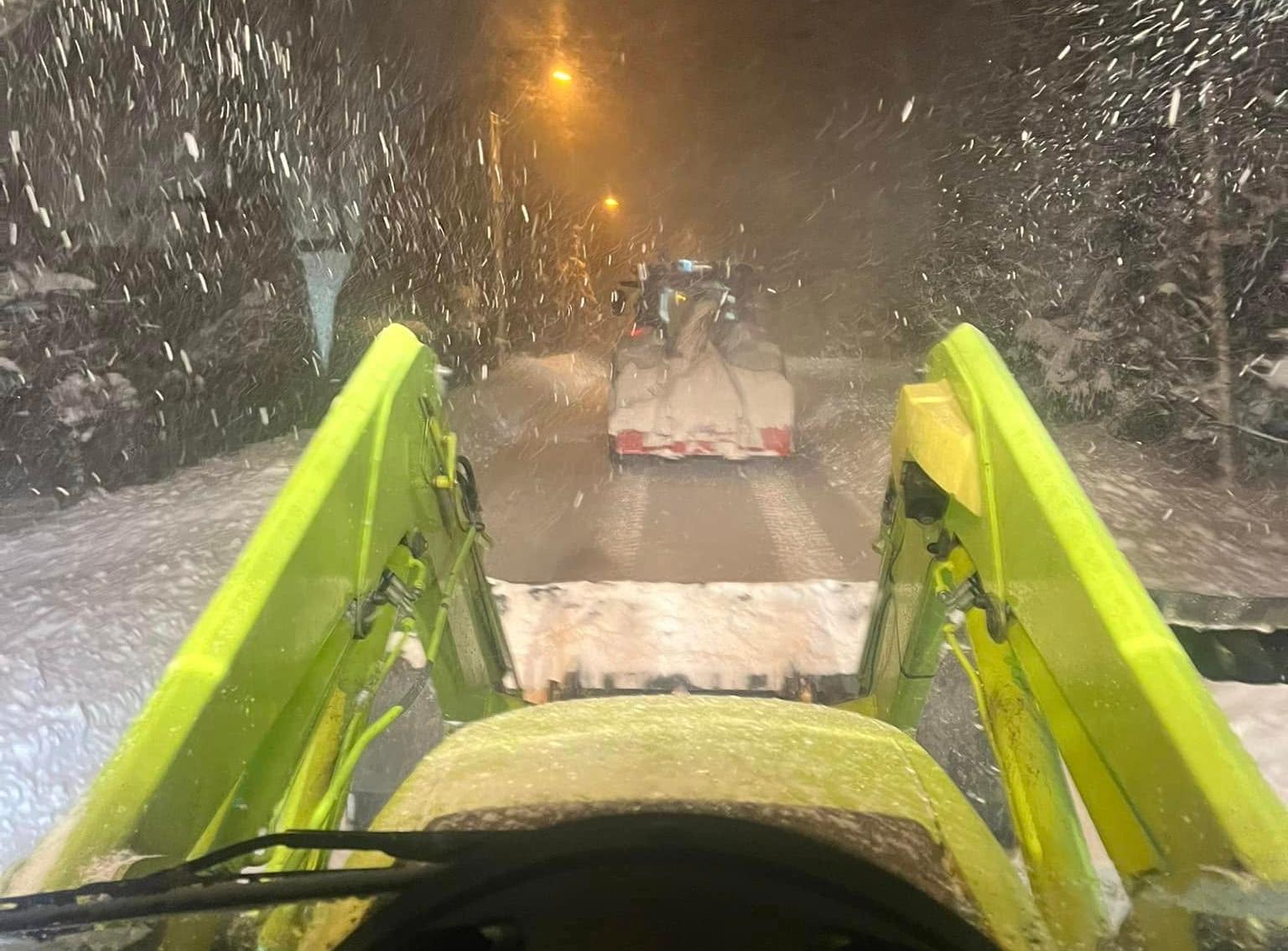 Utsikt fra hjullasteren under brøyting i snøvær