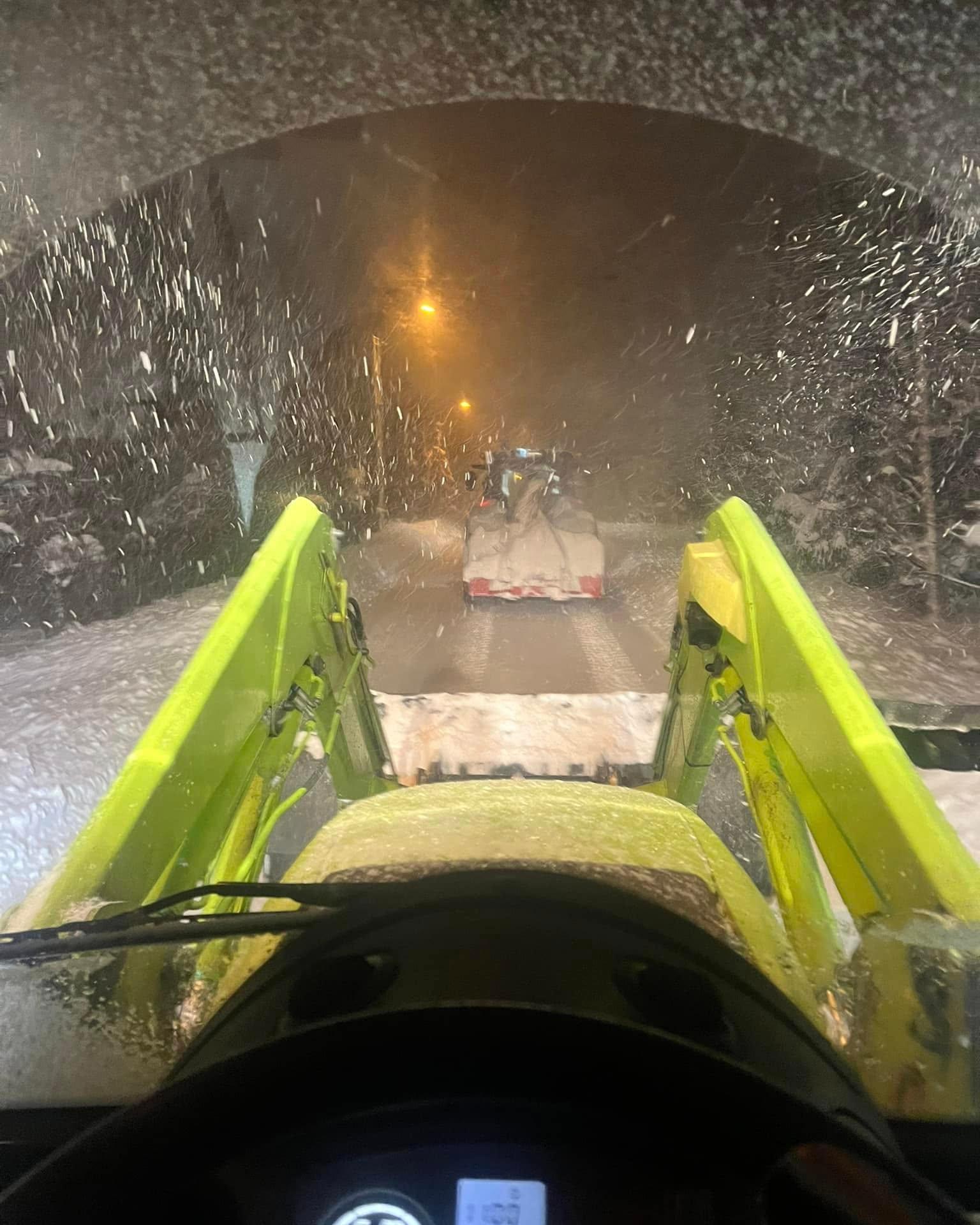 Utsikt fra hjullasteren under brøyting i snøvær