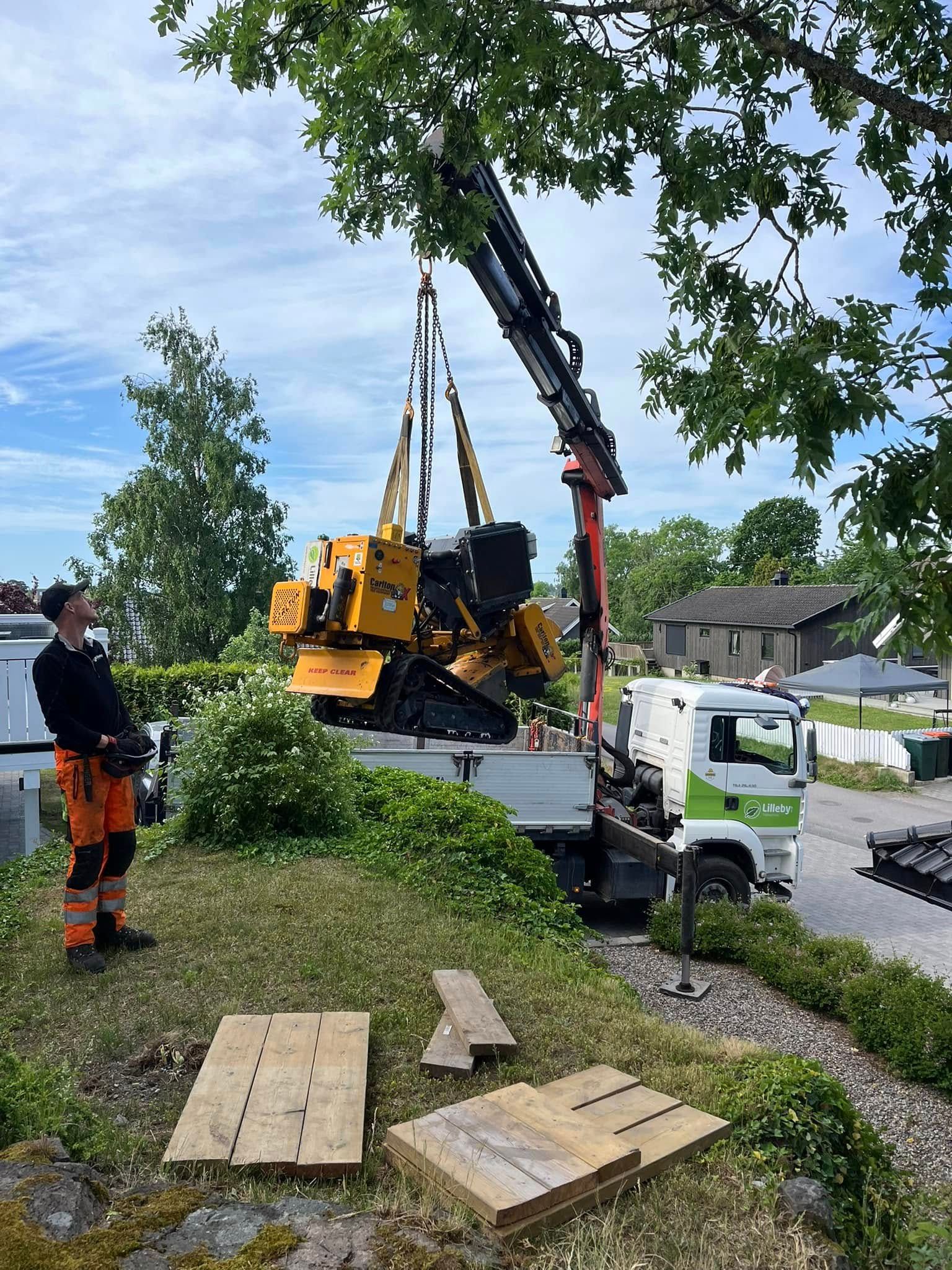 Kranbil løfter materialer til et nytt tredekke