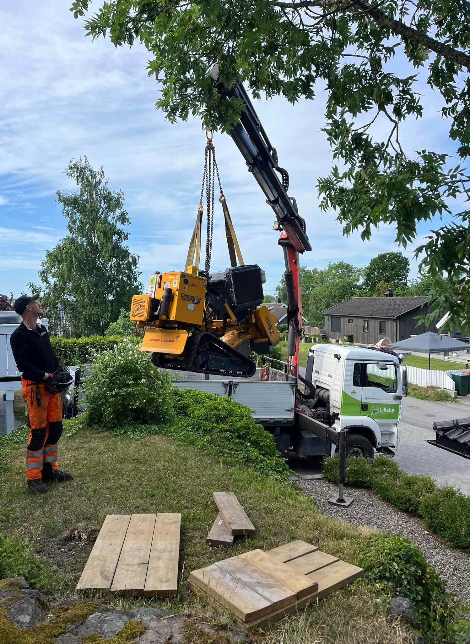 Kranbil løfter materialer til et nytt tredekke