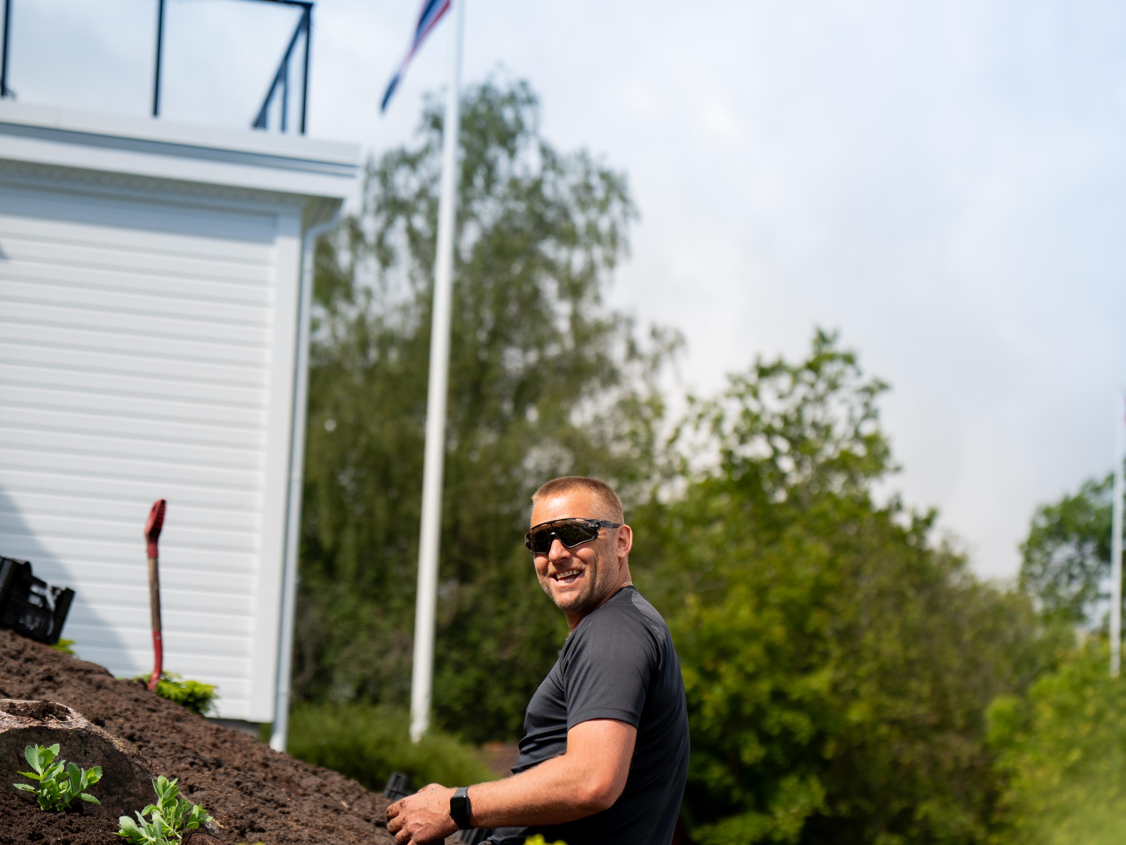 Anleggsgartner i arbeid med nytt uteanlegg i skråning