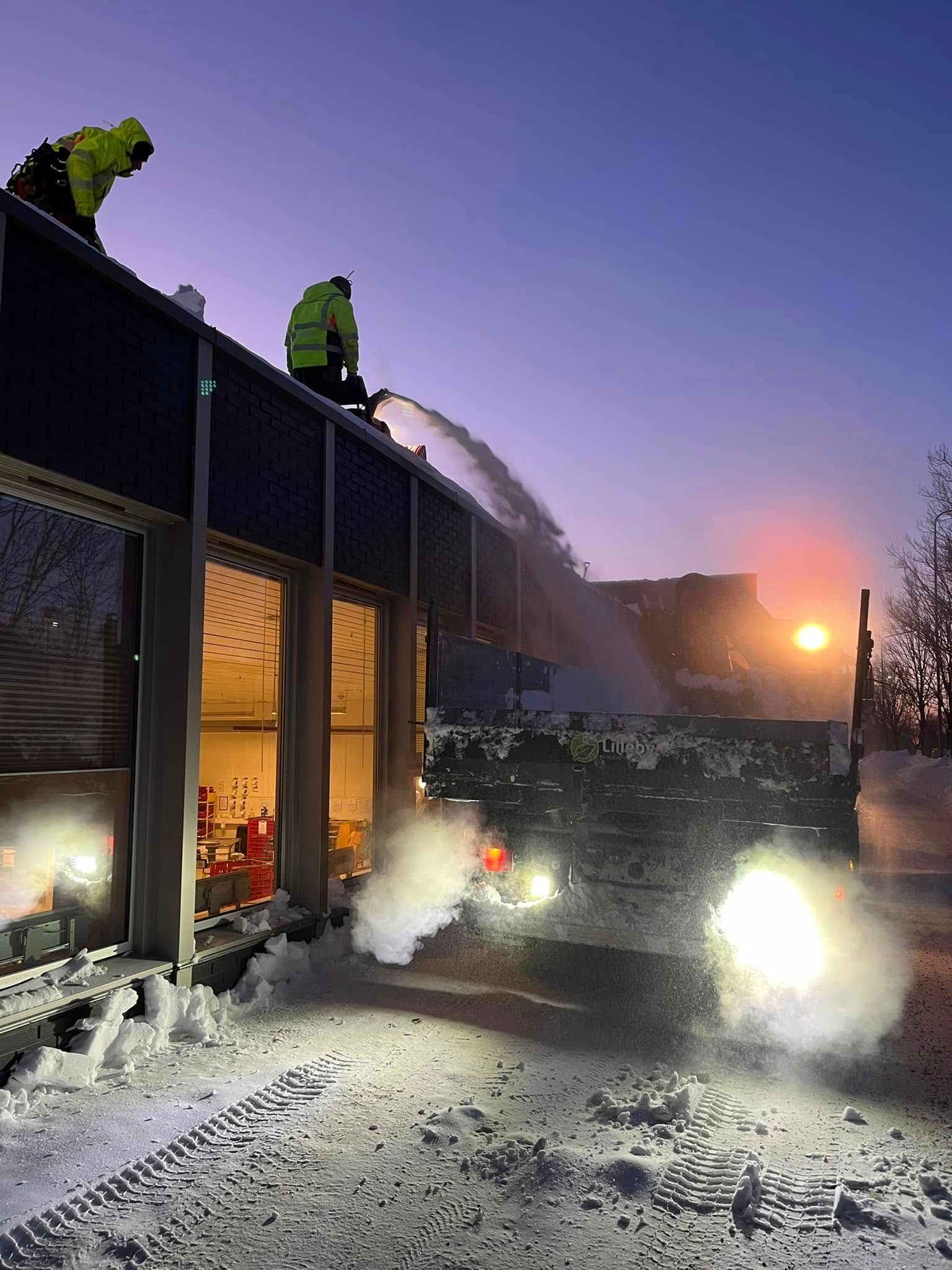 Snø blåses av planet ved solnedgang