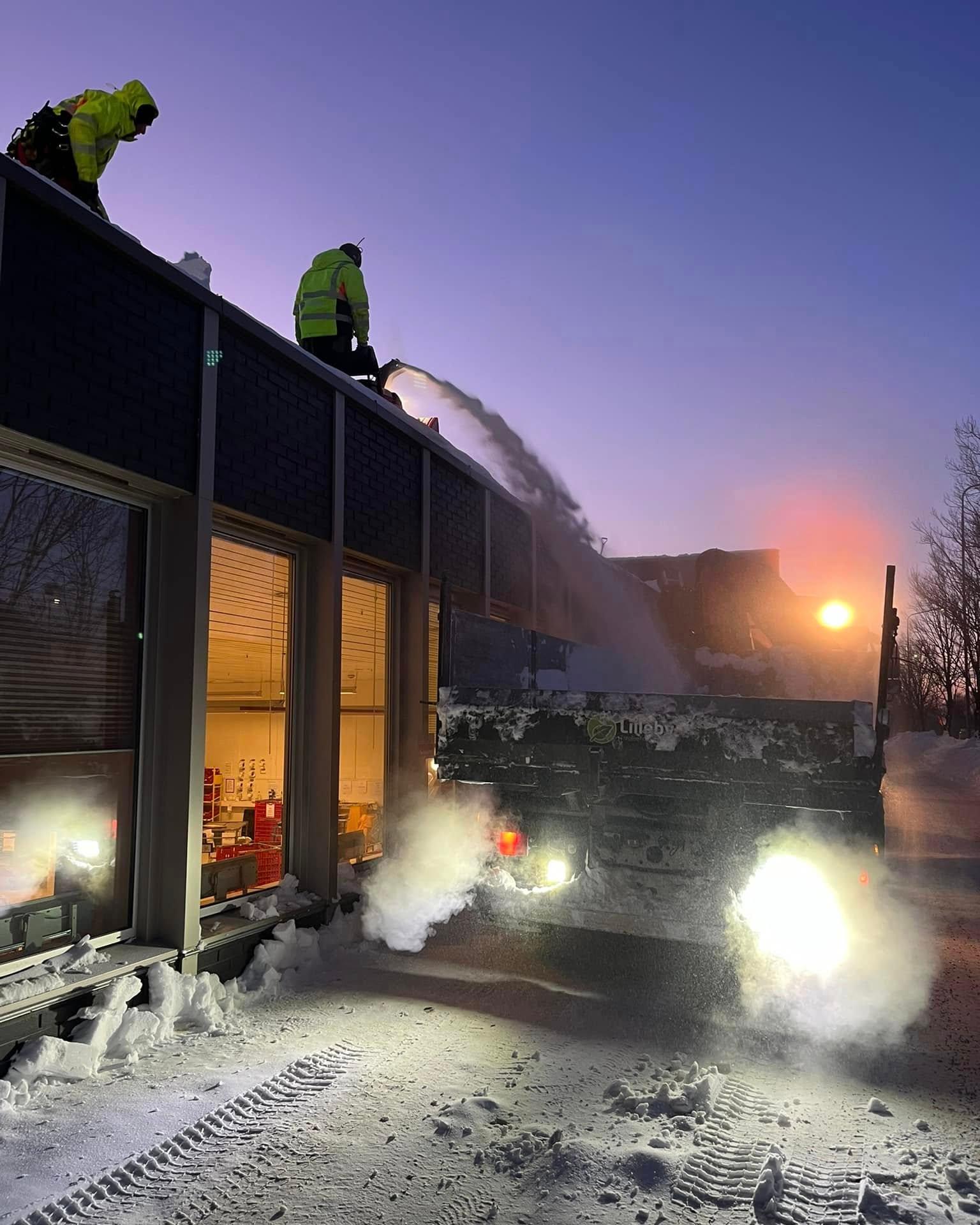 Snø blåses av planet ved solnedgang