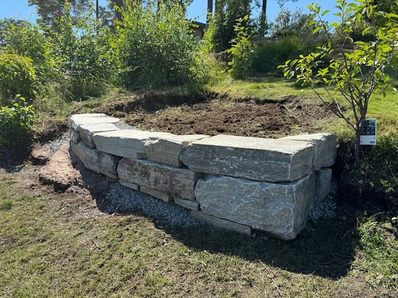 Tørrmur i skifer lagt i flate skift på pukkfundament