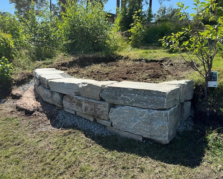 Tørrmur i skifer lagt i flate skift på pukkfundament