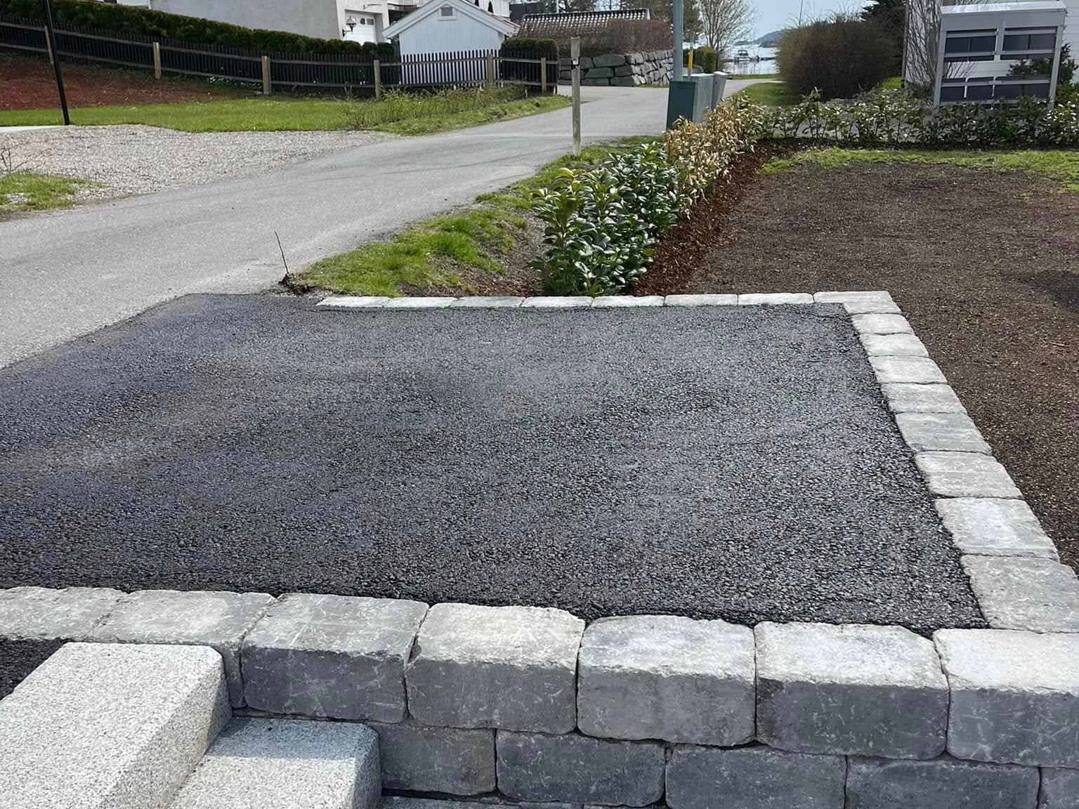 Asfaltert oppkjørsel med granittkantstein og trapp