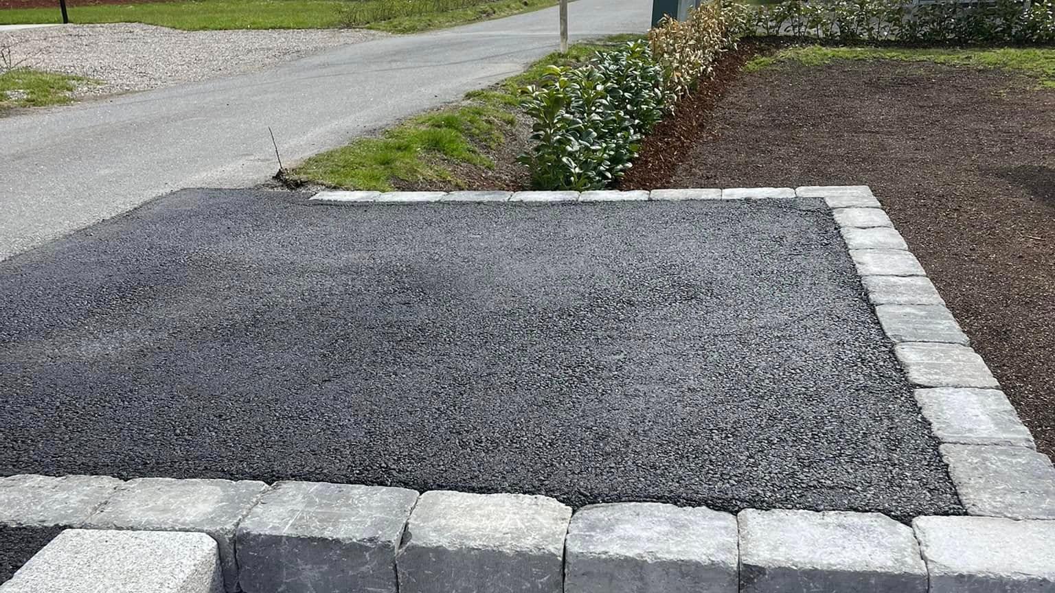 Asfaltert oppkjørsel med granittkantstein og trapp