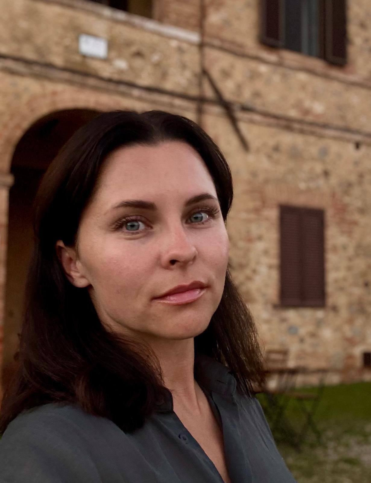 Ludmila Zhilina, LOWINE someljē, pie vecas akmens ēkas
