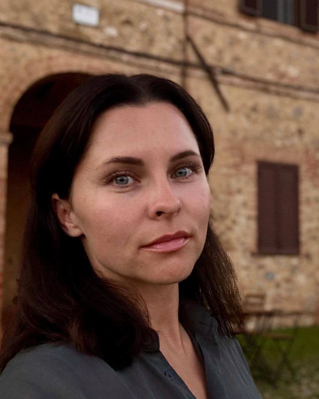 Ludmila Zhilina, LOWINE someljē, pie vecas akmens ēkas