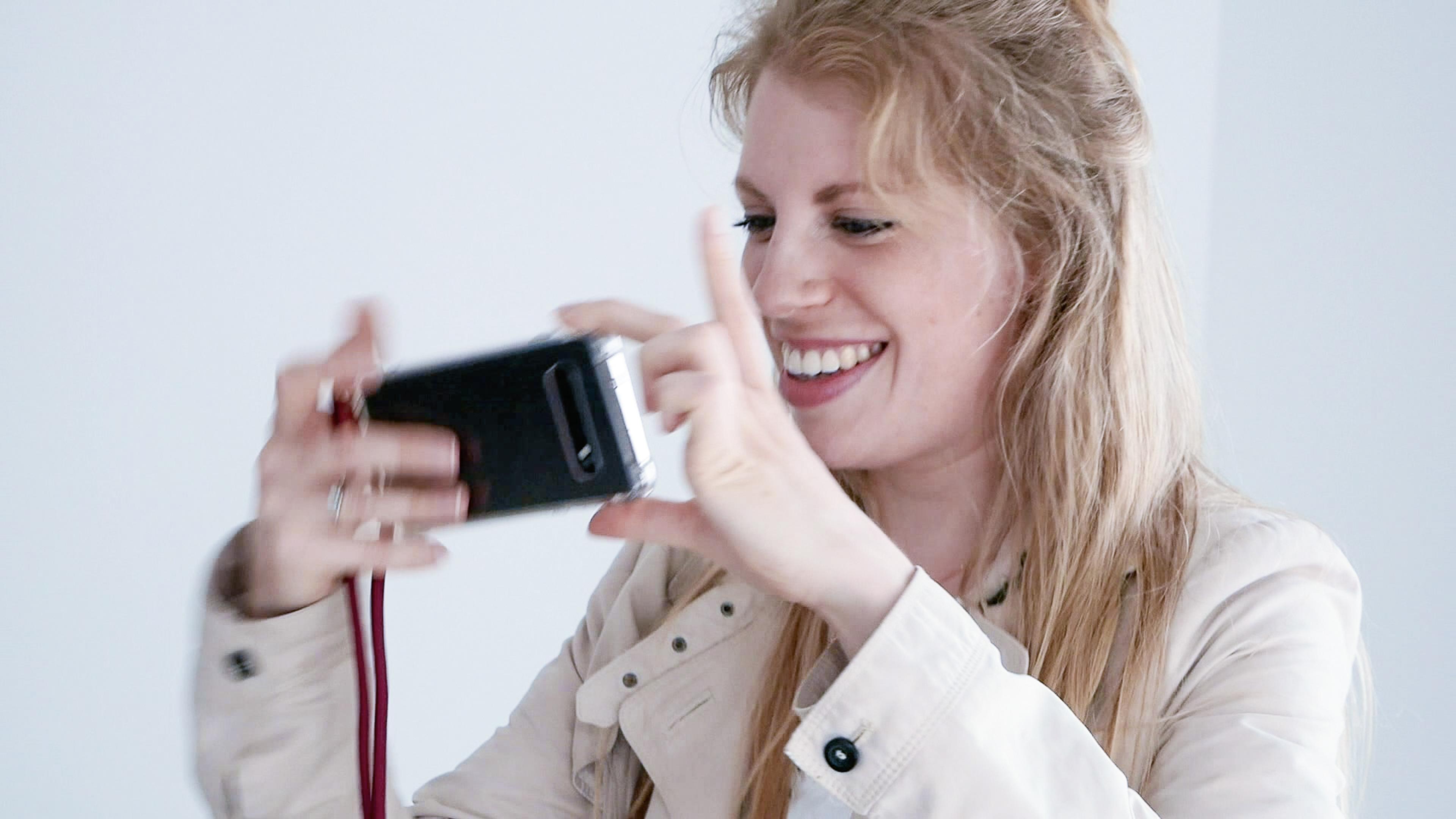 Laura fotografiert ihre neue Kapitalanlage im Full-Service Konzept