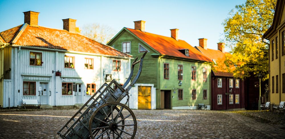Linköping på hösten, Sverige — gyllene löv, klart väder och traditionell landsbygdsmiljö
