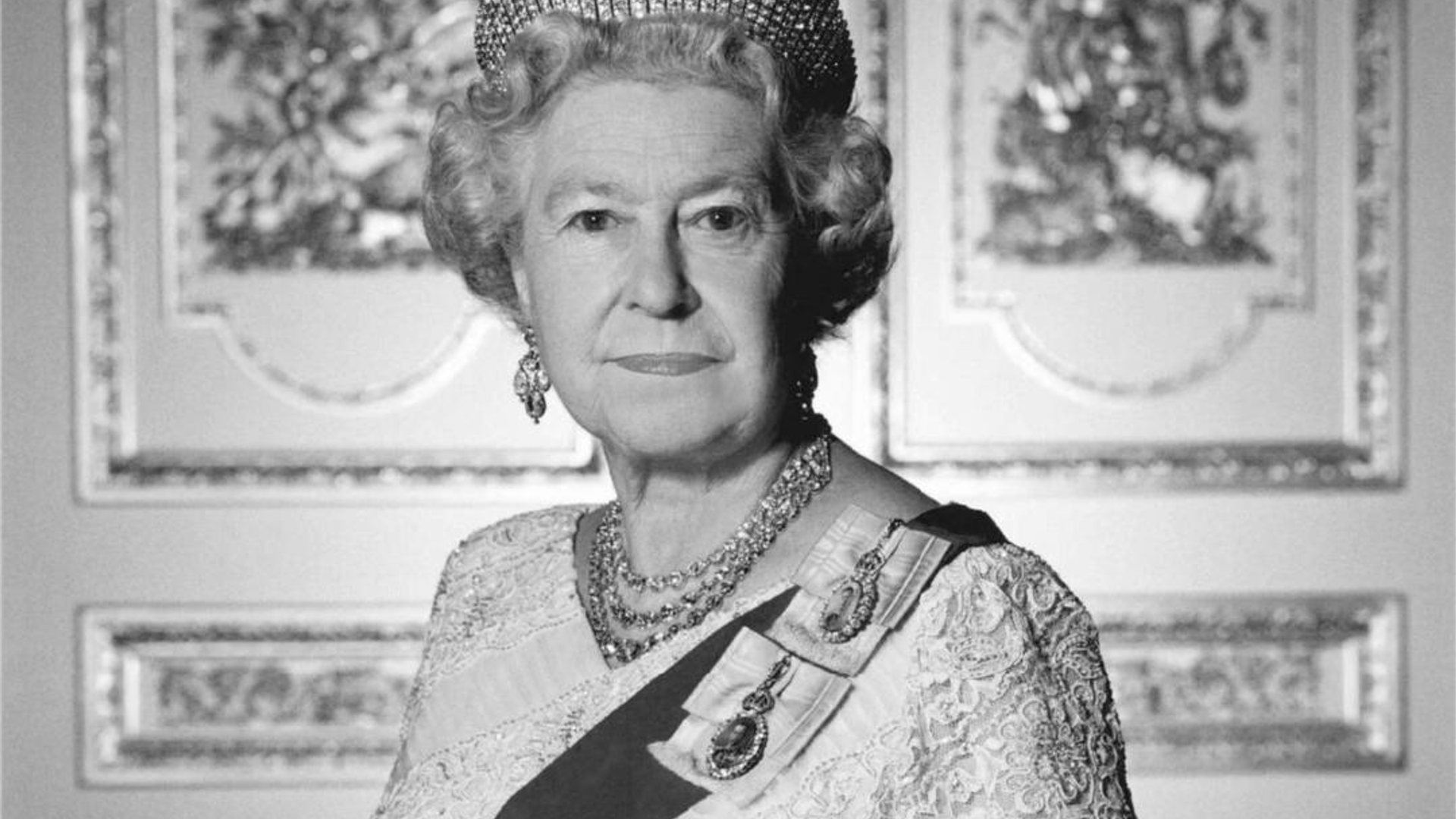 Why is the British Queen an eternal fashion icon?