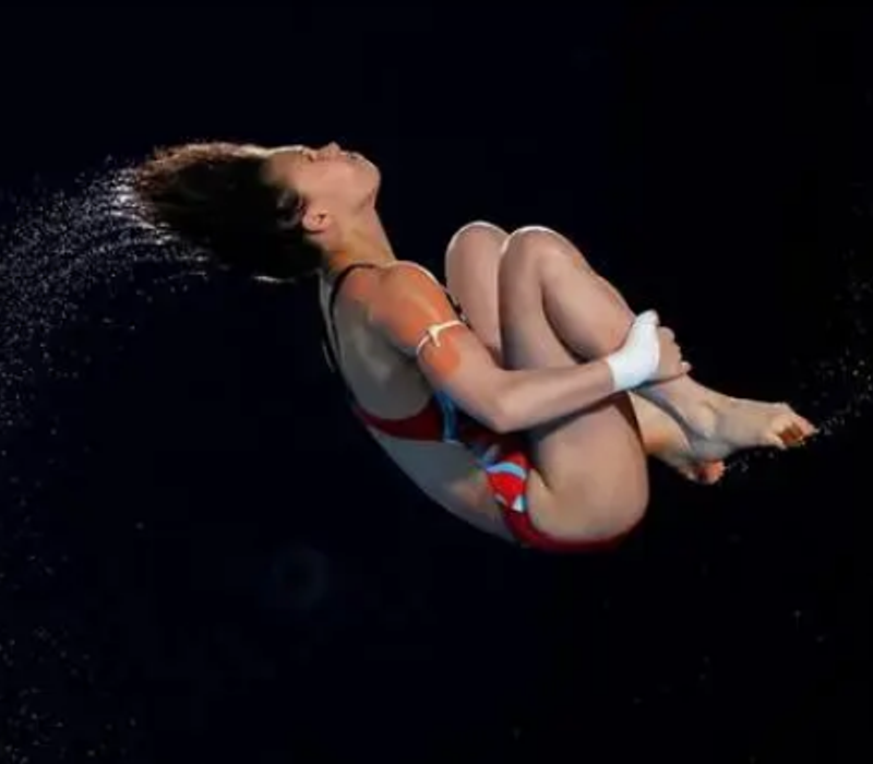The "6243D" era in diving has arrived! Quan Hongchan performs perfectly and records her championship journey with a VERTU phone!