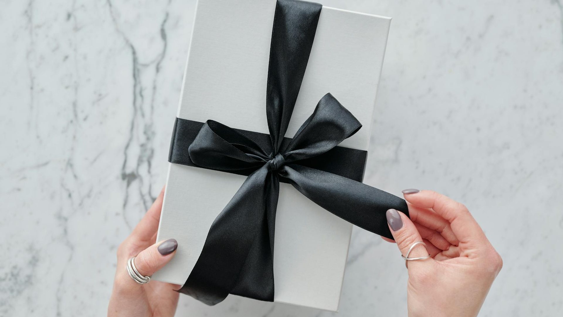 2025 Girlfriend Gift Ideas: From Quirky to Classic Presents