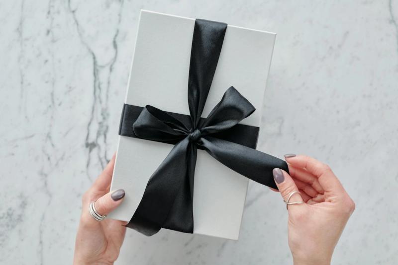 2025 Girlfriend Gift Ideas: From Quirky to Classic Presents