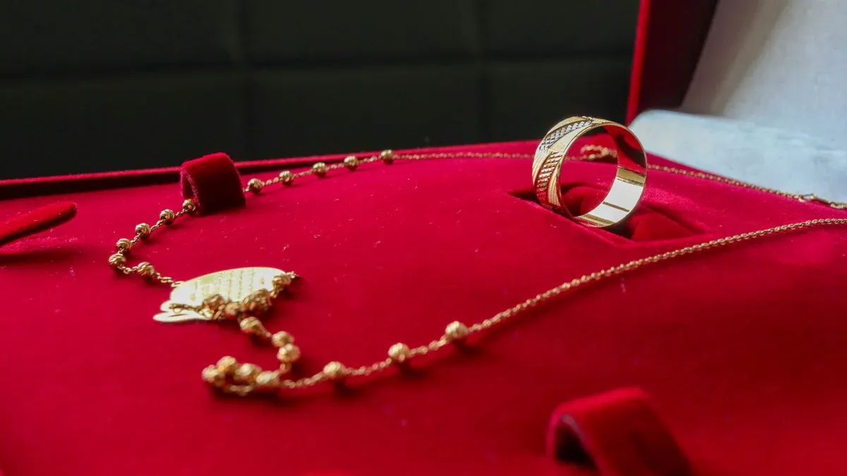 What Defines the Uniqueness of Luxury Jewelry Craftsmanship?