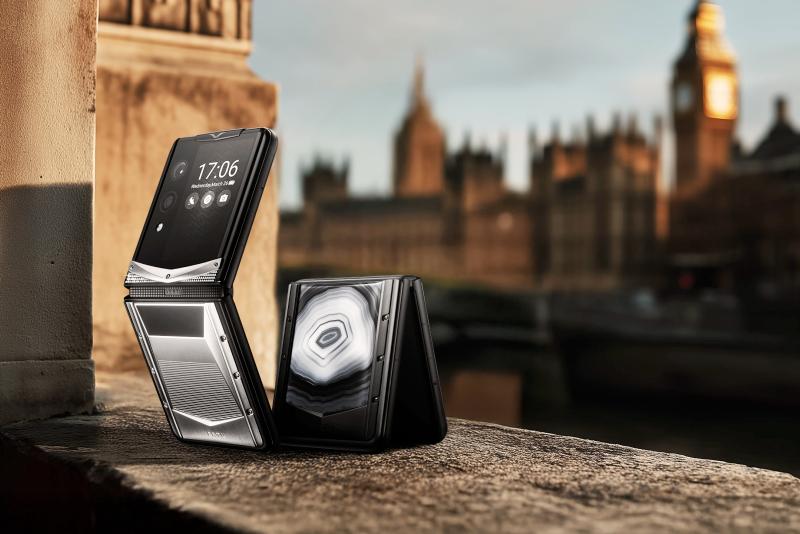 Elevate Your Style: Luxury Flip Phone Black Friday Picks