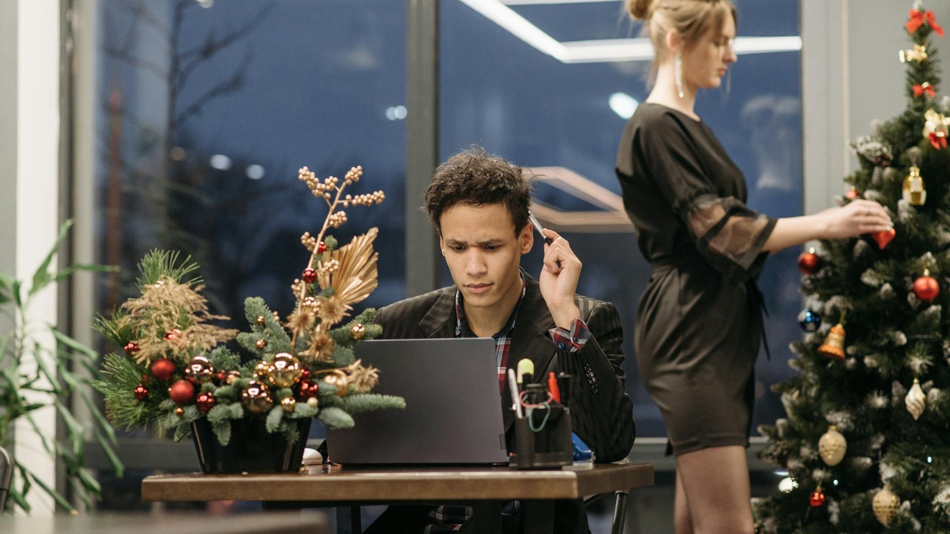 Boost Team Morale: Unique New Year Gifts for Employees 2025