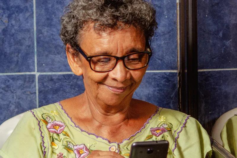 Are Simple Phones Good for Seniors? A Complete 2025 Guide