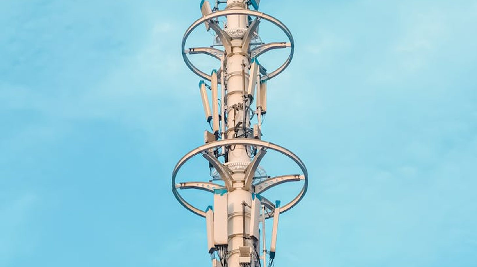 Do Newer Phones Really Offer Better Signal Reception? A Data Dive