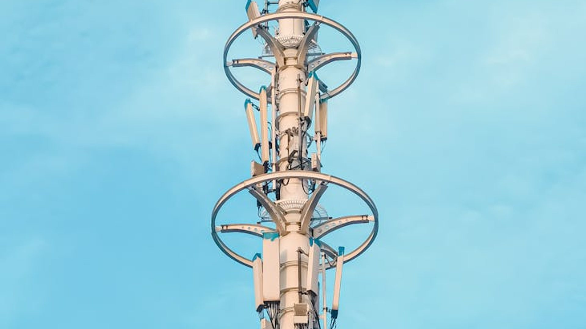 Do Newer Phones Really Offer Better Signal Reception? A Data Dive