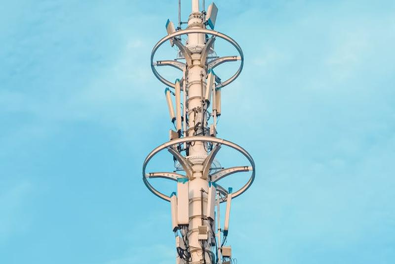 Do Newer Phones Really Offer Better Signal Reception? A Data Dive