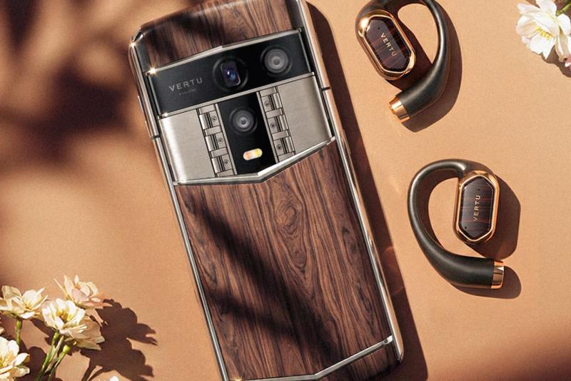 How to Choose the Perfect Valentine's Day Luxury Phone for Your Partner