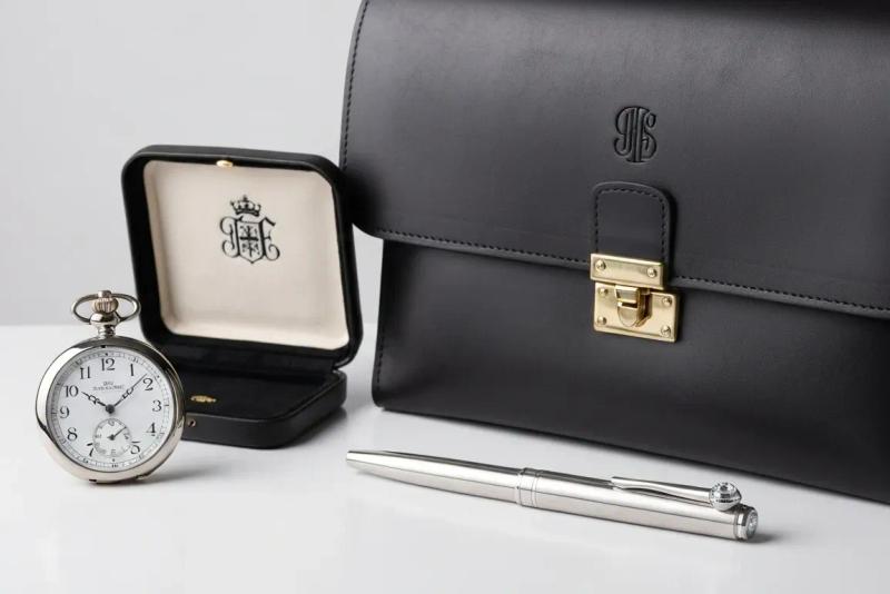 Why Expert Opinions on Personalised Gifts Luxury Matter for Discerning Recipients