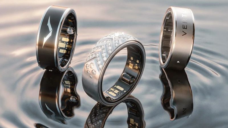 A person wearing a stylish smart ring, showcasing its elegant design on their finger.