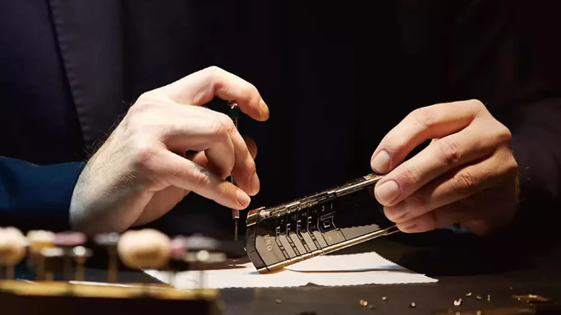 VERTU Signature V: A Luxury Interpretation of Intuitive Design