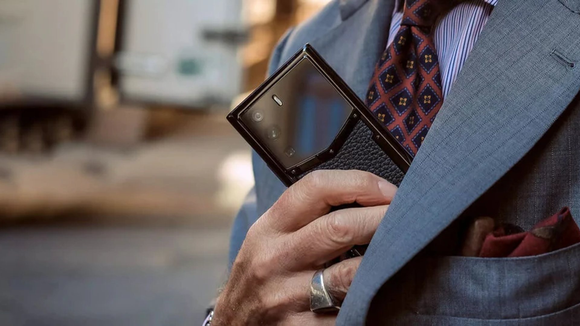 With VERTU METAVERTU in hand, the smell of work goes away!