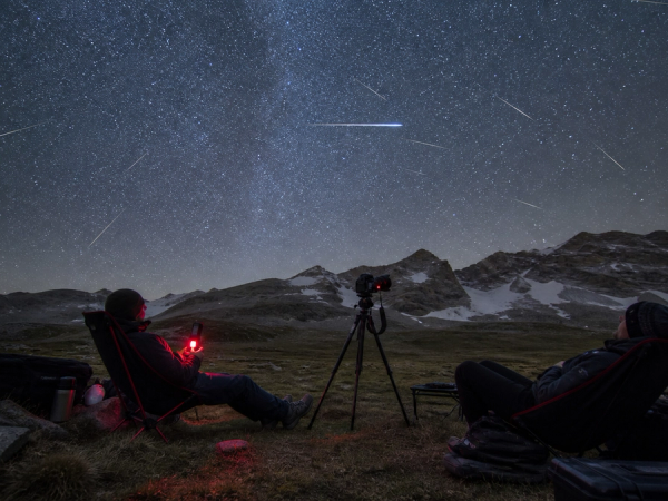 Dark-sky camp prepared for the 2026 Perseid meteor shower with chairs, red light and camera tripod