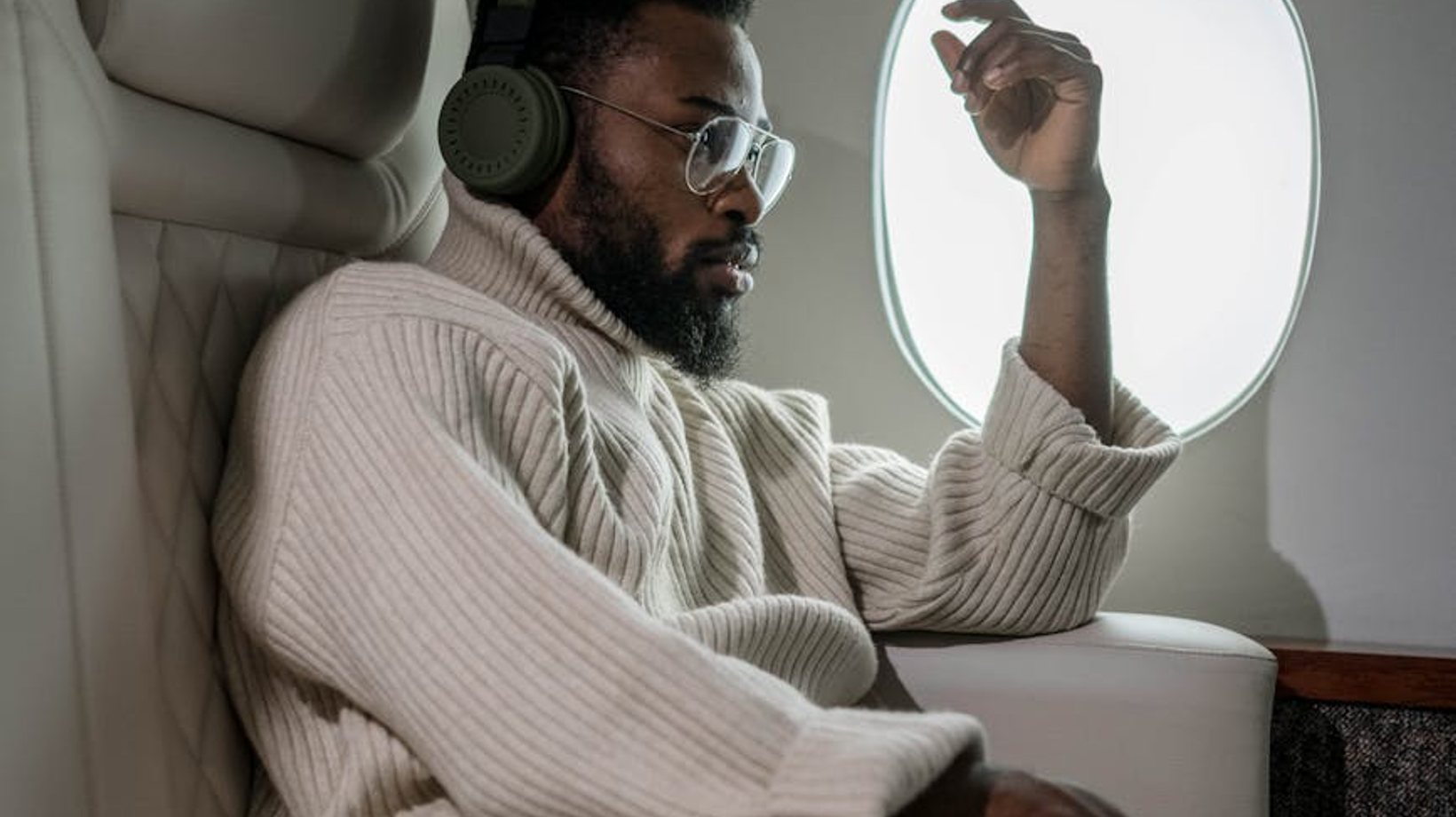 Black Friday: Luxury Tech Gifts for Men - Smartwatches vs. Headphones