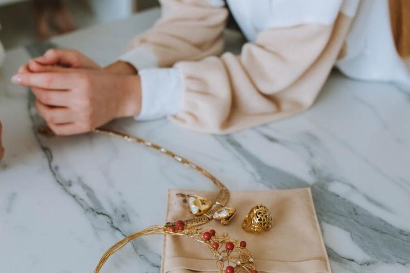 10 Exquisite Luxury Thank You Gifts for Hosts & Hostesses