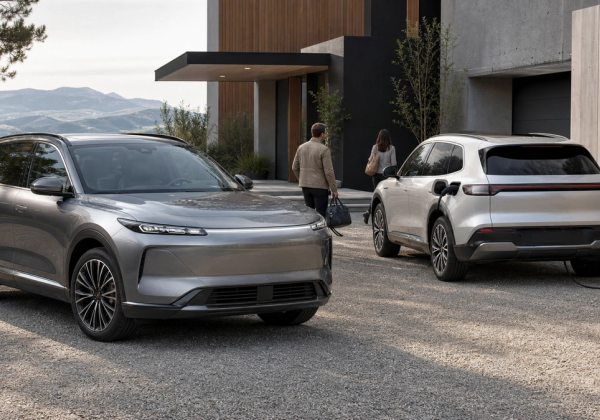 Conventional hybrid and plug-in hybrid SUVs compared at home with daily-route cues