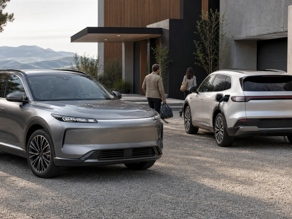 Conventional hybrid and plug-in hybrid SUVs compared at home with daily-route cues