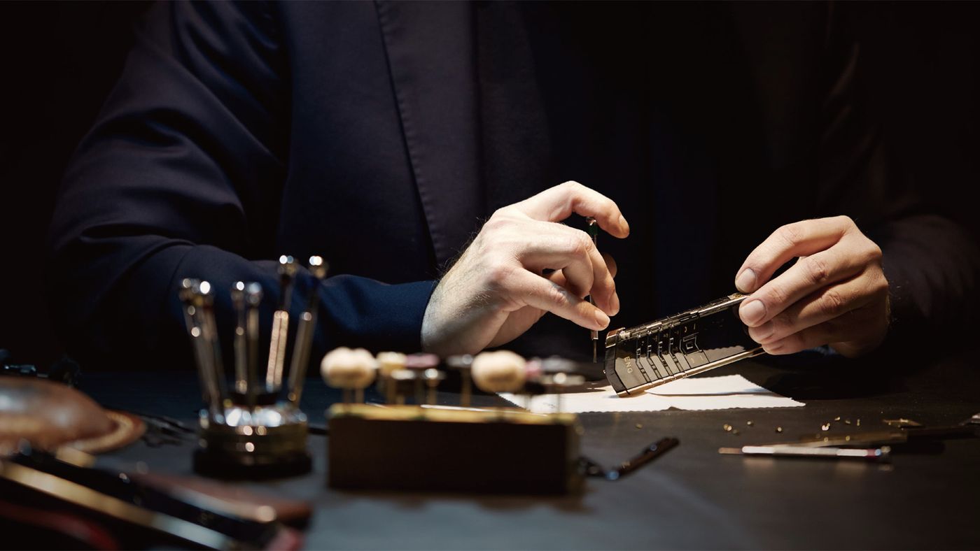 Vertu Signature Phone: Timeless Luxury & Engineering