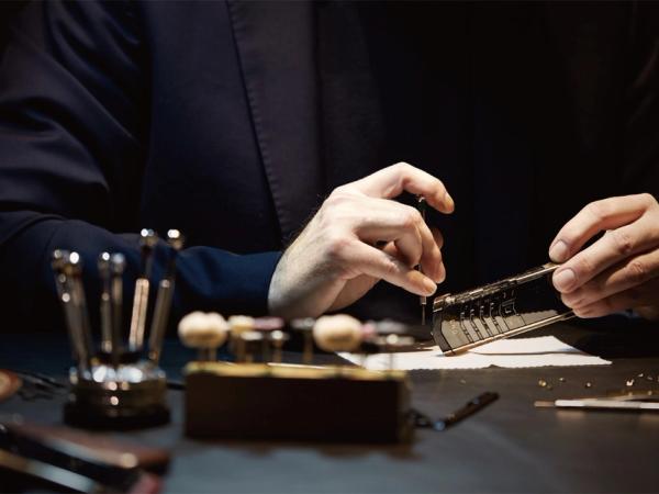 Vertu Signature Phone: Timeless Luxury & Engineering
