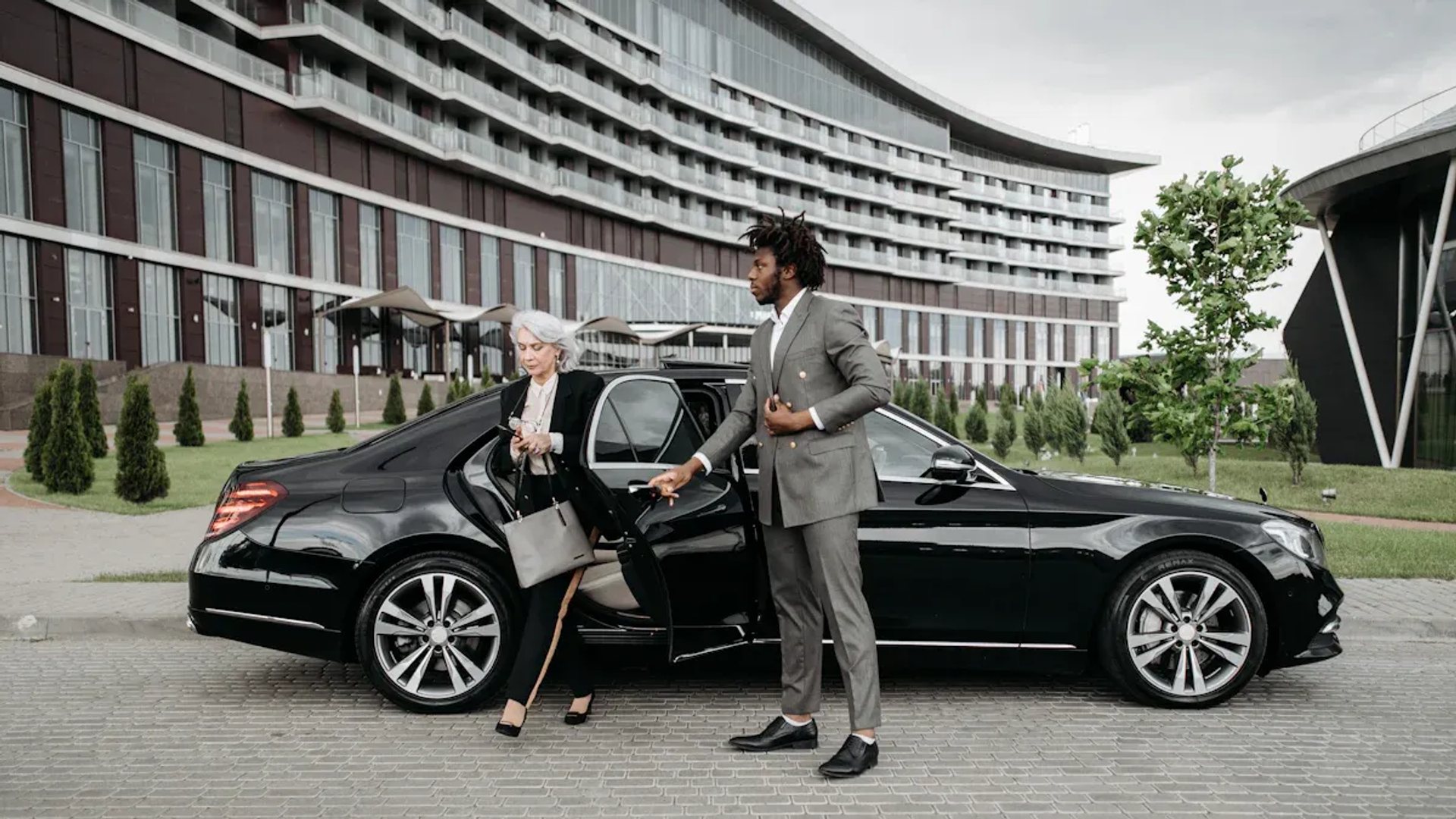 Chauffeur services luxury phone access made easy in 2025